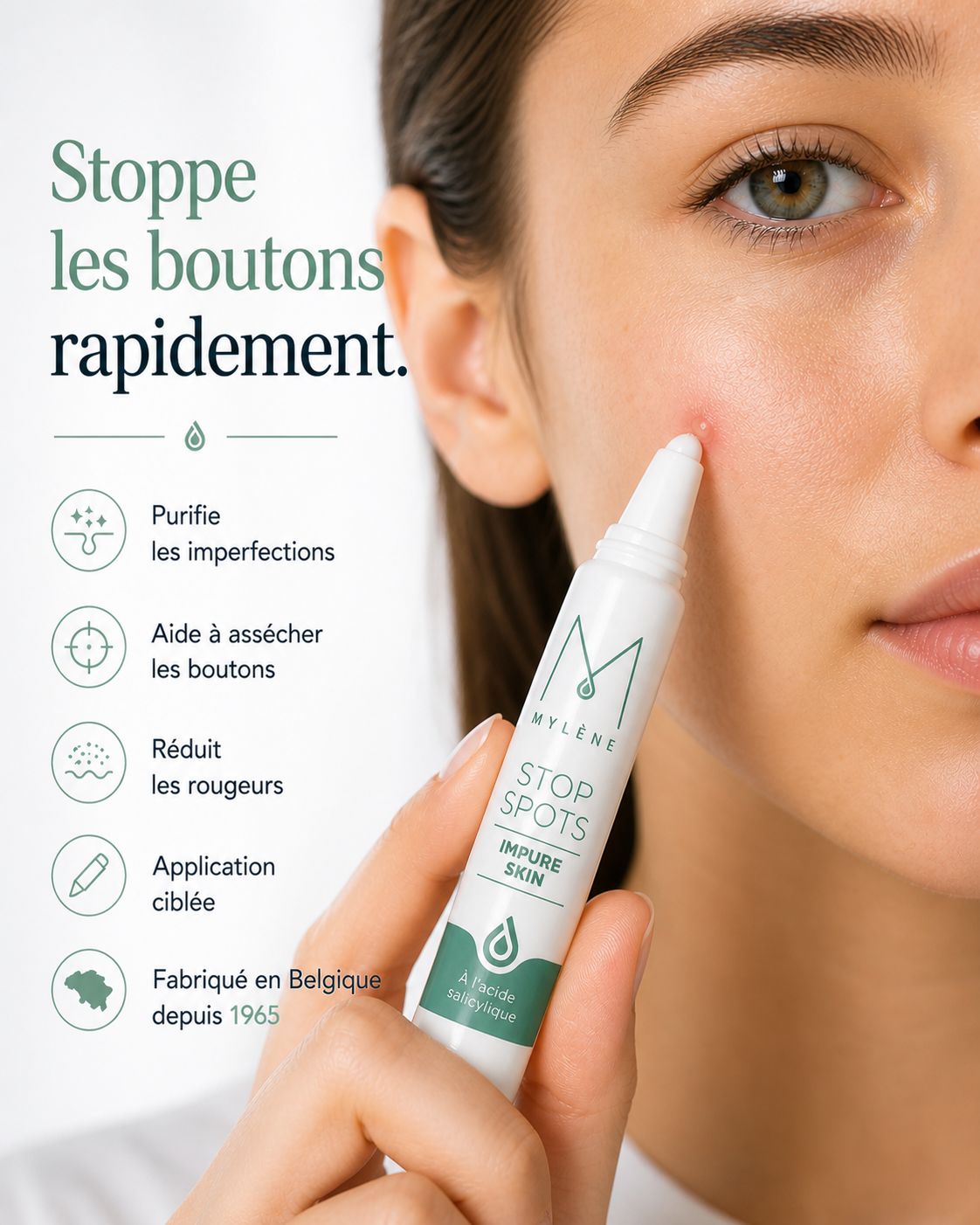 Gros plan d'une femme appliquant un stylo Mylène Stop Spots sur un bouton. Texte.