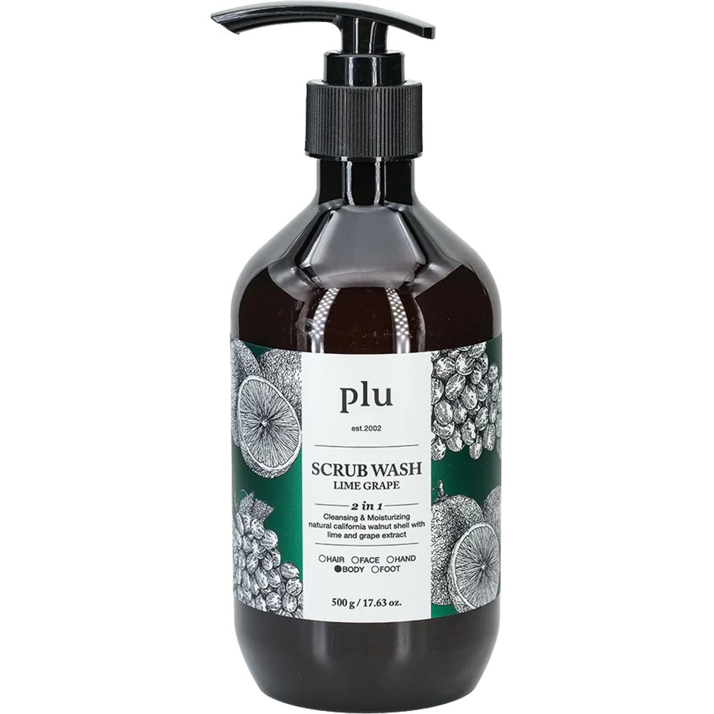 Flacon brun avec pompe noire. Inscription : PLU Scrub Wash Lime Grape. Informations sur le produit sur l'étiquette.