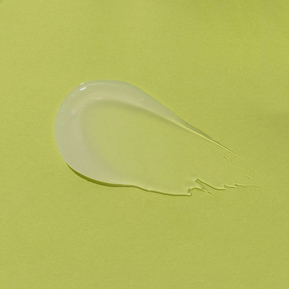 Crème gélifiée sur fond vert. Texture claire, transparente, légèrement brillante.