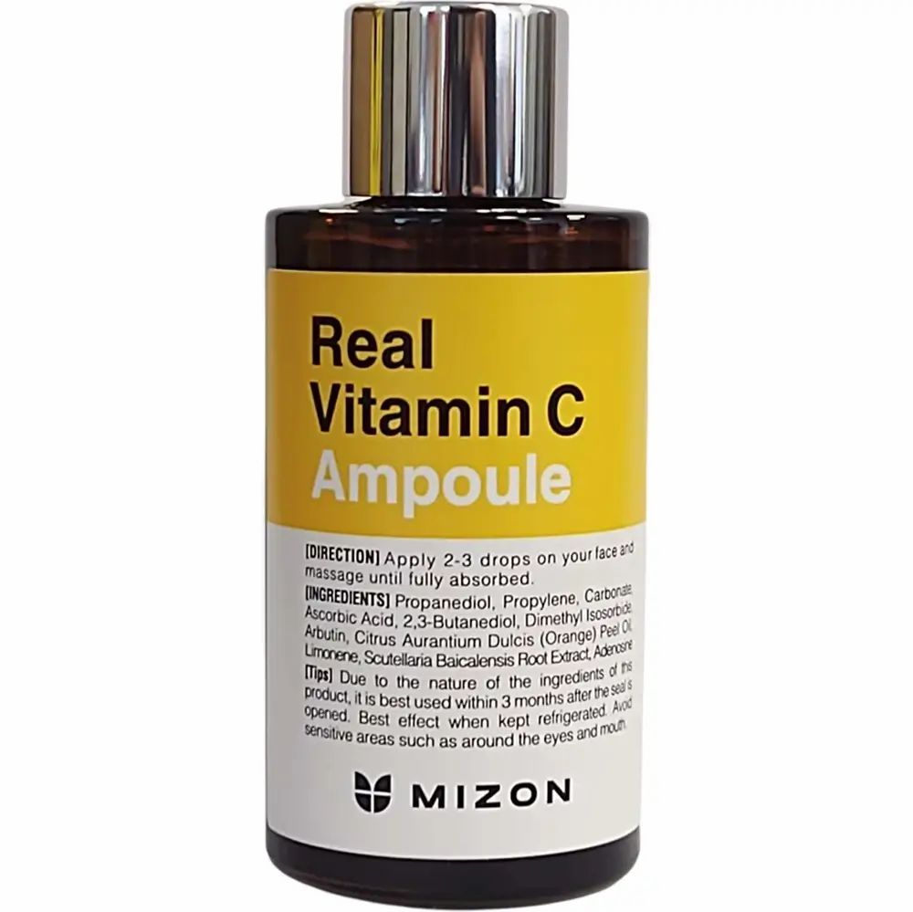 Bruine glazen fles met geel etiket. Opschrift: Real Vitamin C Ampoule. Zwarte dop, zilveren kap. MIZON logo.