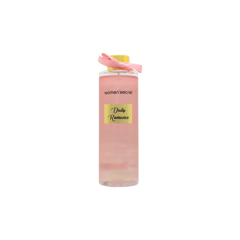 Roze body mist fles met gele dop en strik. Opschrift: women'secret Daily Romance. Op witte achtergrond.