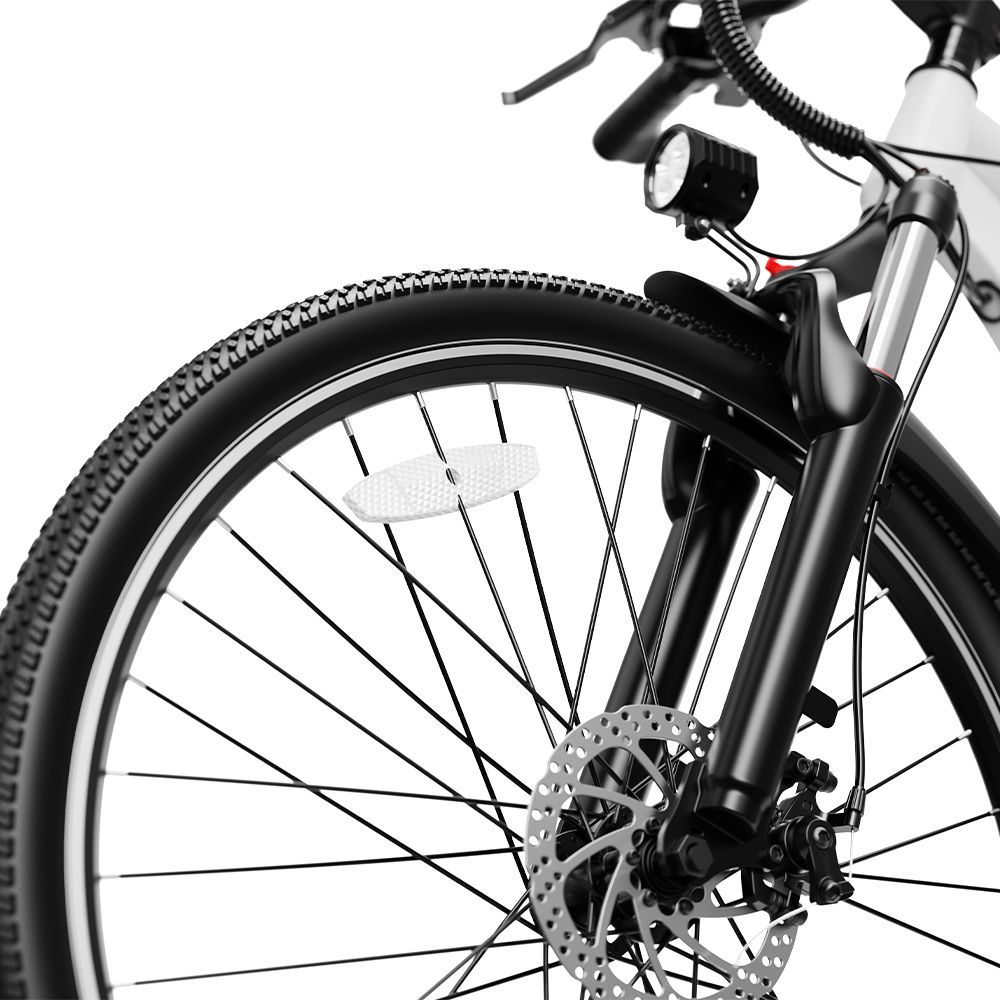 Roue avant d'un vélo électrique. Pneu noir, rayons argentés, disque de frein. Fourche et garde-boue noirs.