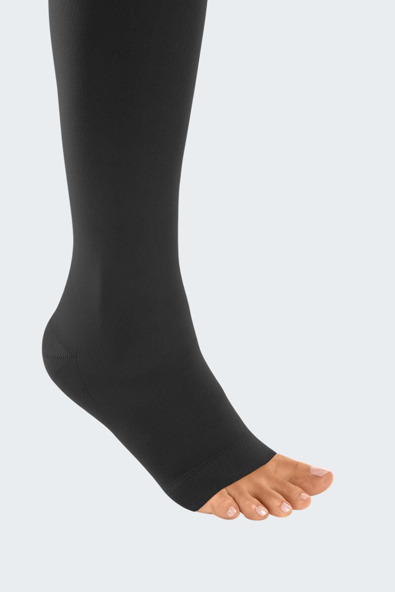 Bas de compression noir. Gros plan du pied avec bout ouvert.