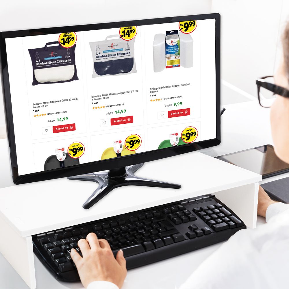 Rehausseur de moniteur blanc avec clavier et écran. L'écran affiche d'autres produits. Personne en arrière-plan.