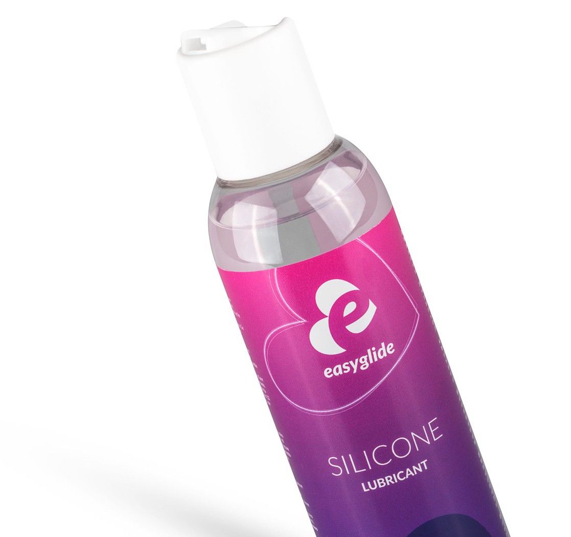 Schuin geplaatste transparante fles met witte dop. Etiket met logo en tekst SILICONE LUBRICANT.