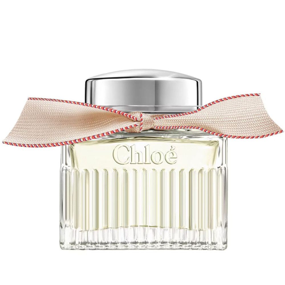 Flacon carré avec bouchon argenté et ruban. Le nom Chloé est visible sur le flacon.