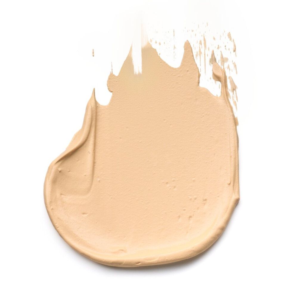 Échantillons de fond de teint sur fond blanc. Texture claire et crémeuse. Nuance de couleur.