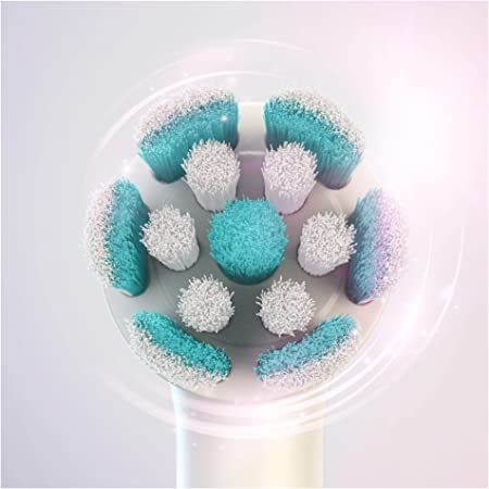 Gros plan d'une tête de brosse Oral-B iO avec poils bleus et blancs.
