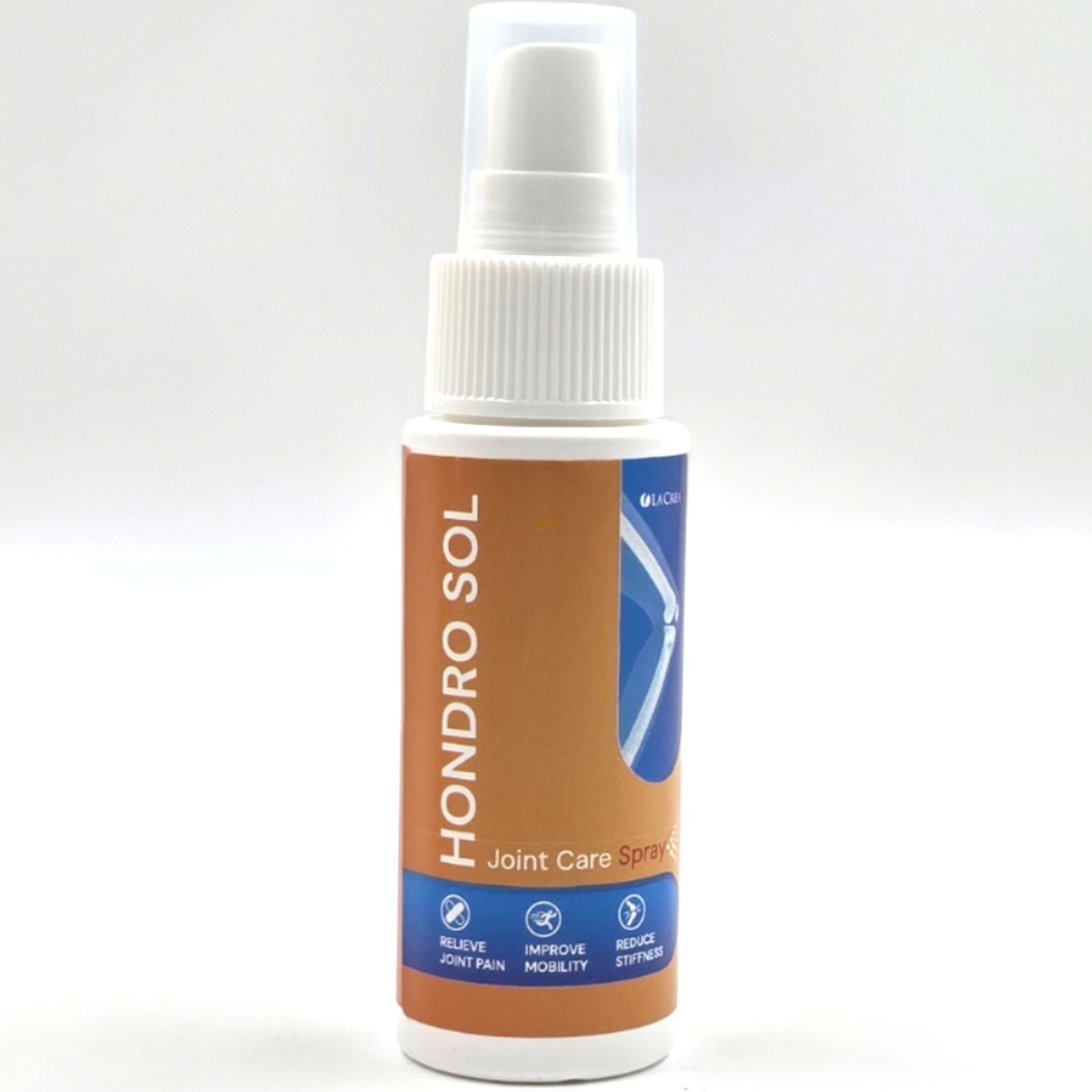 Witte sprayfles met oranje etiket. Tekst: "Hondro Sol", "Joint Care Spray". Blauwe symbolen voor pijnverlichting, mobiliteit en stijfheid.