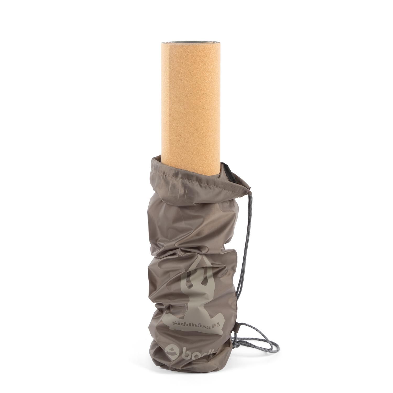 Tapis de yoga dans un sac taupe. Logo et texte imprimés sur le sac.