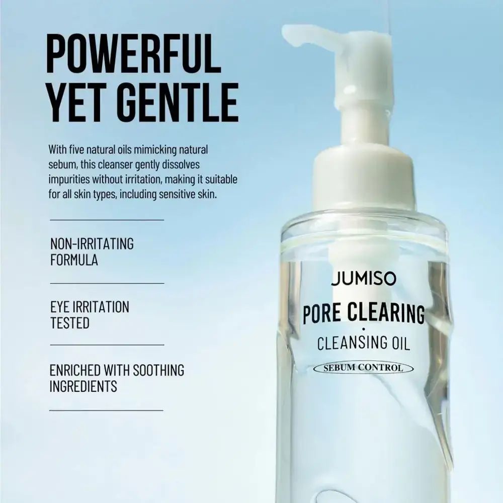 Transparante fles met pomp. Opschrift: JUMISO PORE CLEARING CLEANSING OIL. Serum Control. Tekst: POWERFUL YET GENTLE.