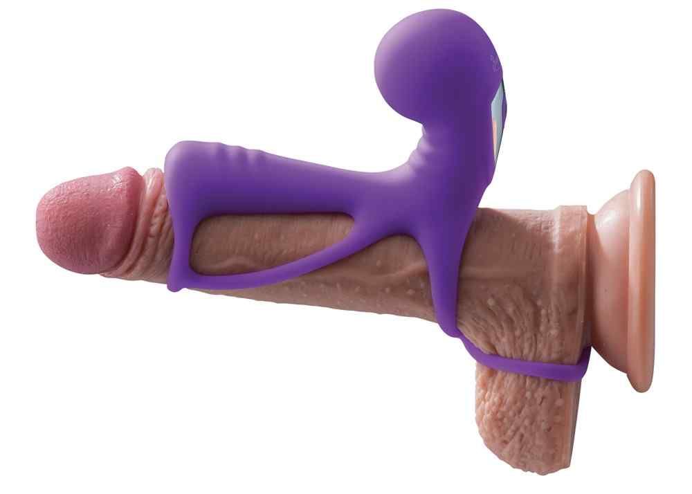 Sextoy violet placé sur un pénis. Avec anneau et ventouse.