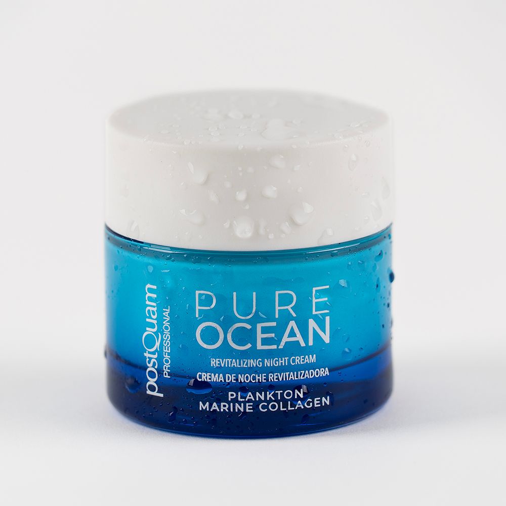 Pot de crème de nuit PostQuam bleu avec couvercle blanc. Inscription : Pure Ocean, Revitalizing Night Cream, Plankton Marine Collagen. Gouttes d'eau.