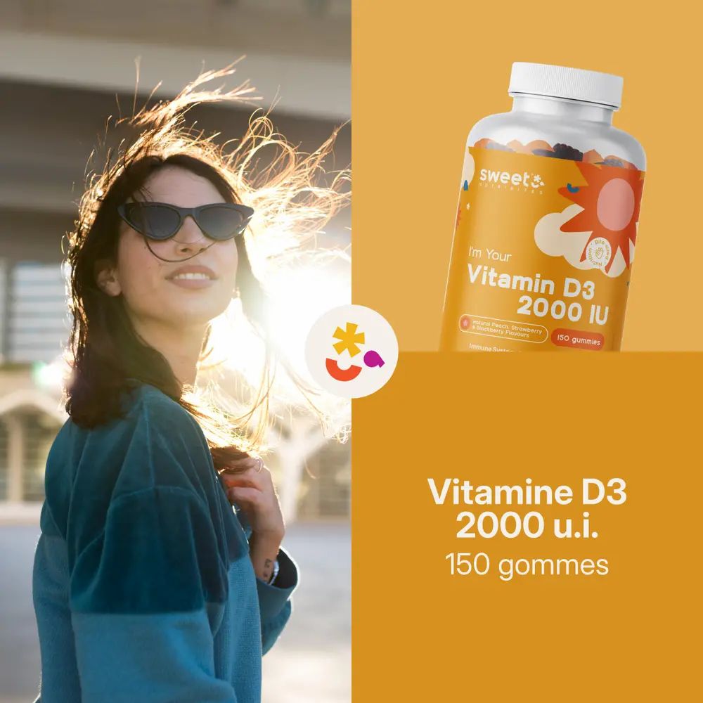 Femme avec lunettes de soleil à côté d'un flacon Sweet Nutribites Vitamine D3 2000 UI. Texte : Vitamine D3 2000 UI, 150 gommes.