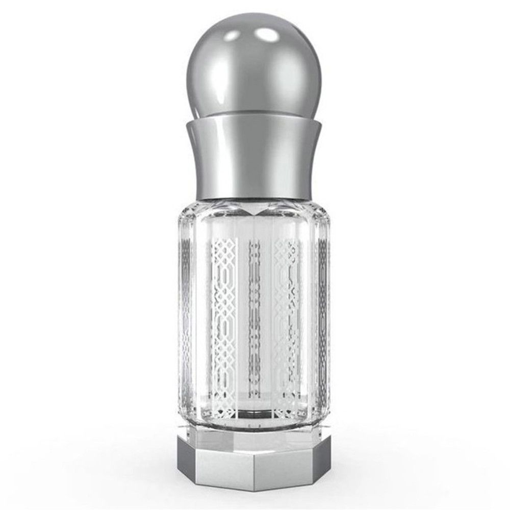 Flacon en verre transparent avec bouchon et capuchon argentés. Le flacon présente un motif géométrique. Sur socle hexagonal.