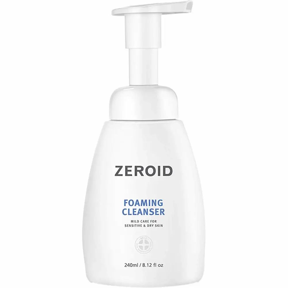 Flacon blanc ZEROID Foaming Cleanser avec pompe. Texte: Foaming Cleanser, mild care for sensitive & dry skin. 240ml/8.12 fl oz.