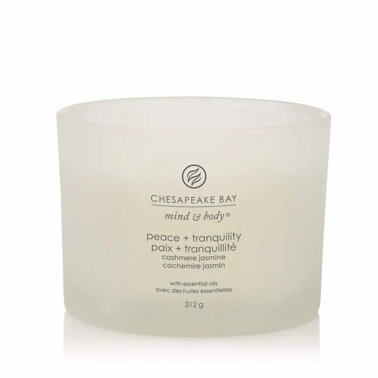Witte glazen kaars. Tekst: Chesapeake Bay, mind & body, peace + tranquility, Paix + tranquillité, Cashmere Jasmin, 312g.