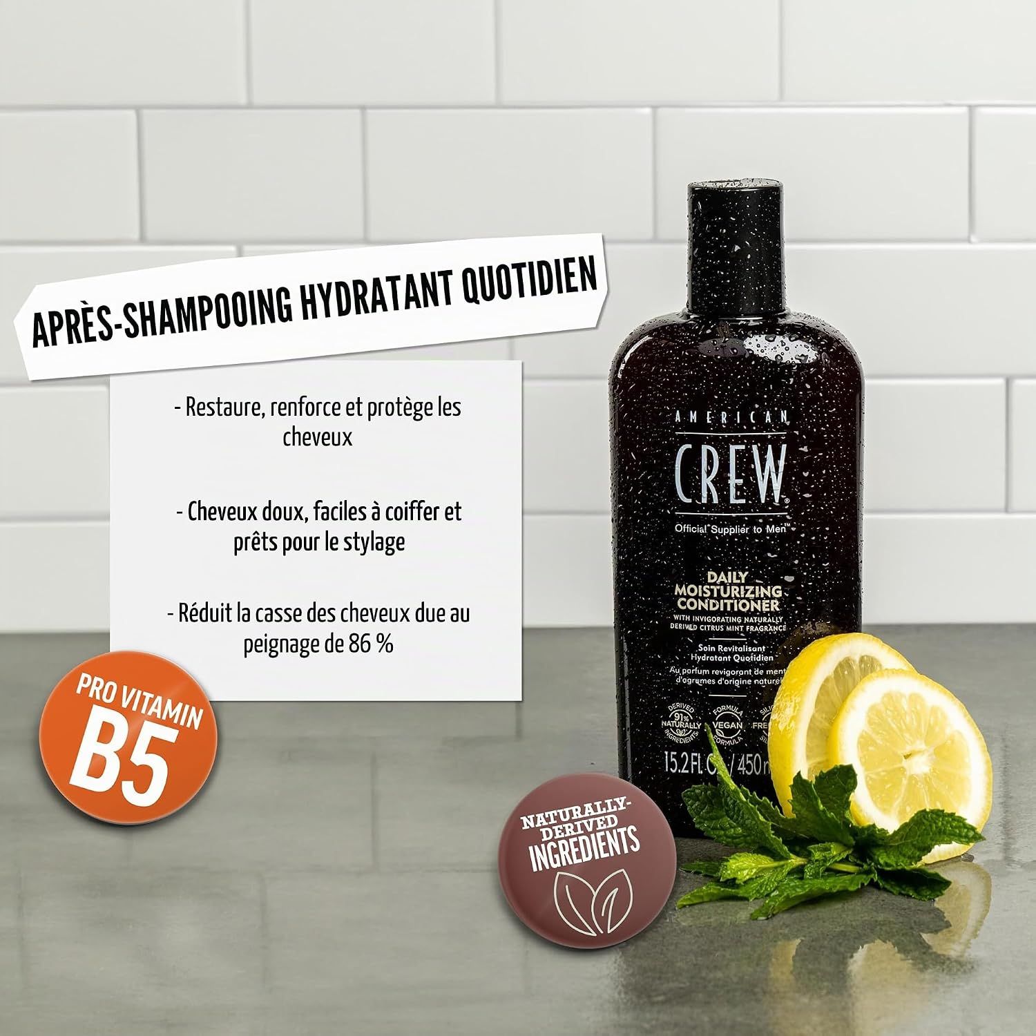 Main tenant une bouteille de American Crew Daily Moisturizing Conditioner, 450ml.