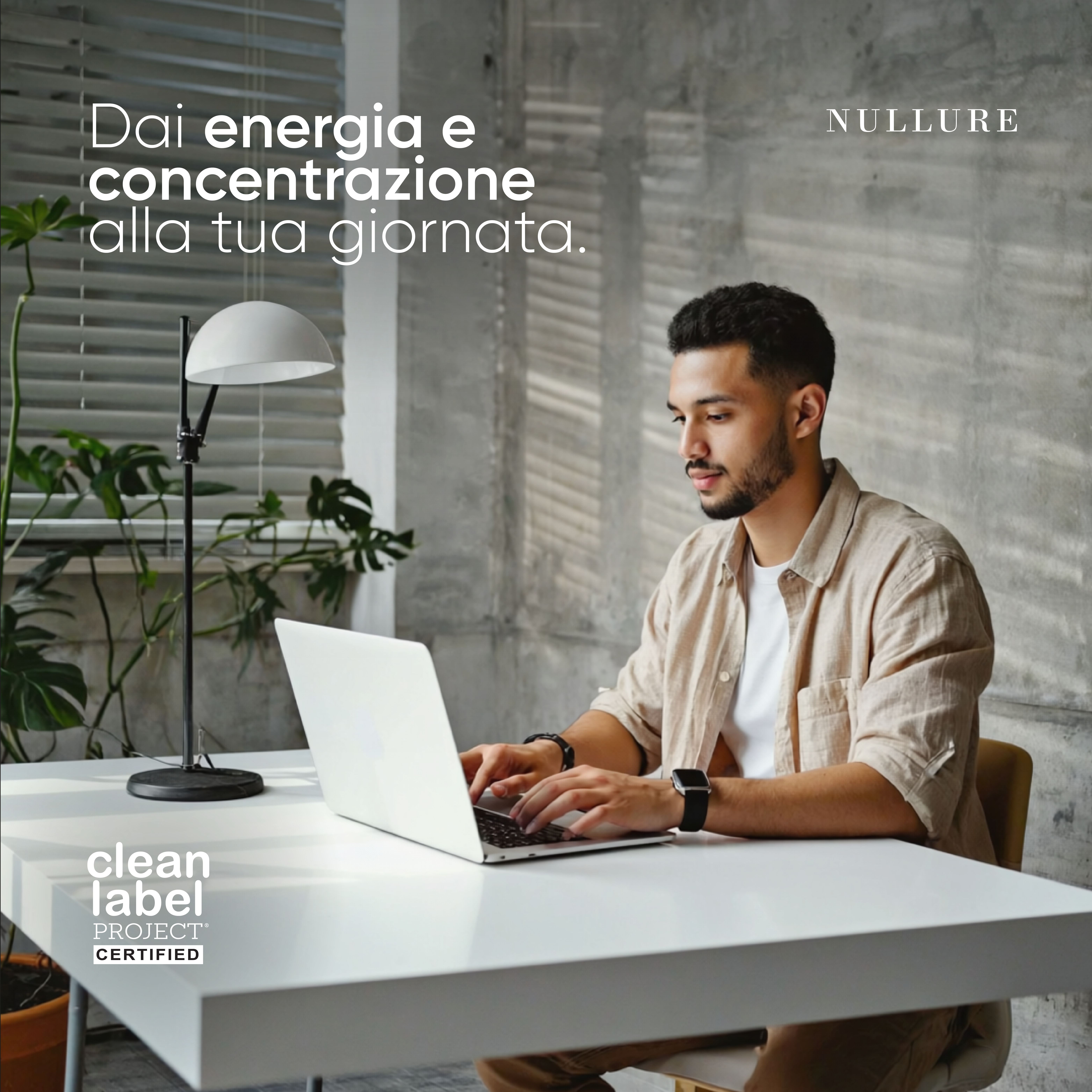 Man werkt aan laptop, lamp en planten ernaast. "Clean Label Project Certified" zegel.