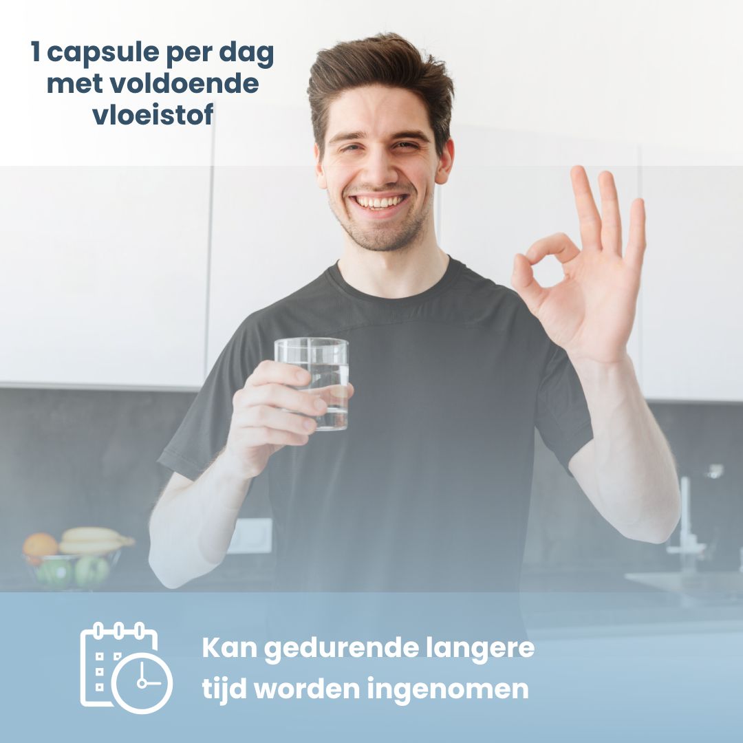Man geeft OK-teken met glas water en fles Zink 15 PUR.