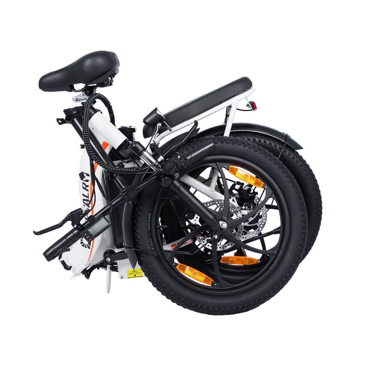 Vélo électrique plié, blanc avec pneus noirs. Visible : selle, porte-bagages, freins à disque.