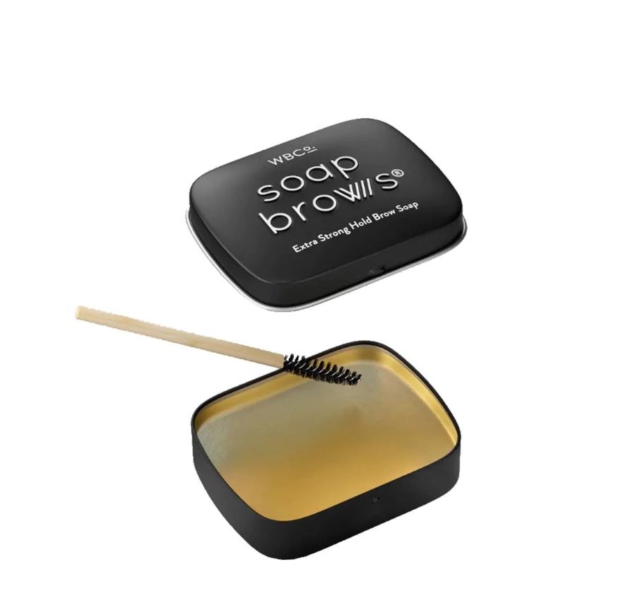 Boîte Soap Brows ouverte avec brosse. Boîte noire avec intérieur doré. Brosse avec manche en bois.