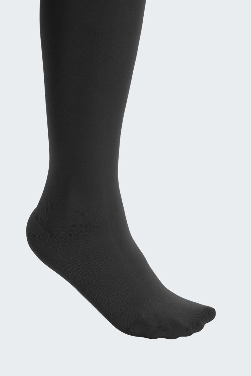 Bas de compression noir. Gros plan du pied.