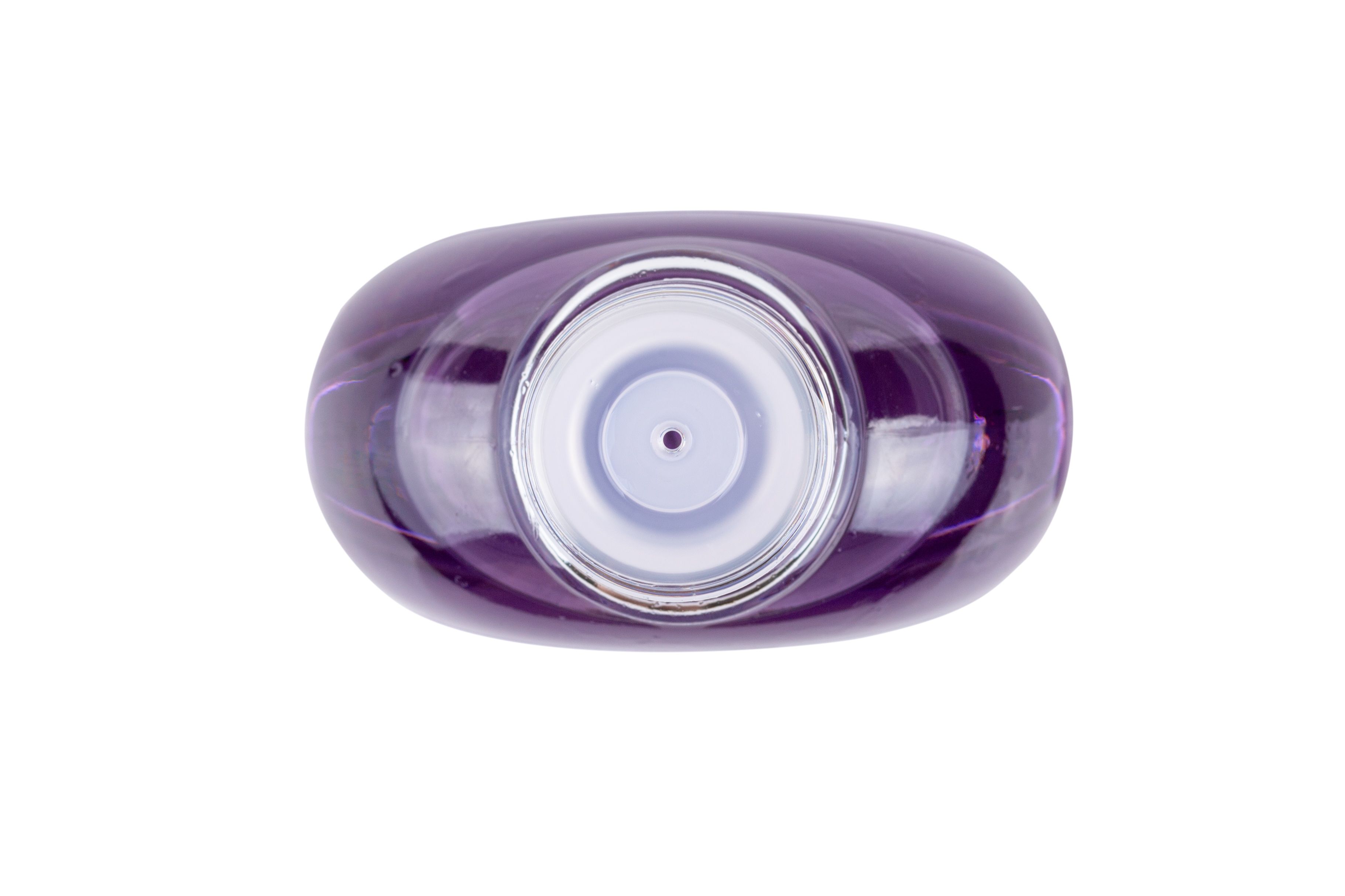 Bovenaanzicht van een fles massageolie. Zilveren dop, transparante fles met paarse vloeistof.