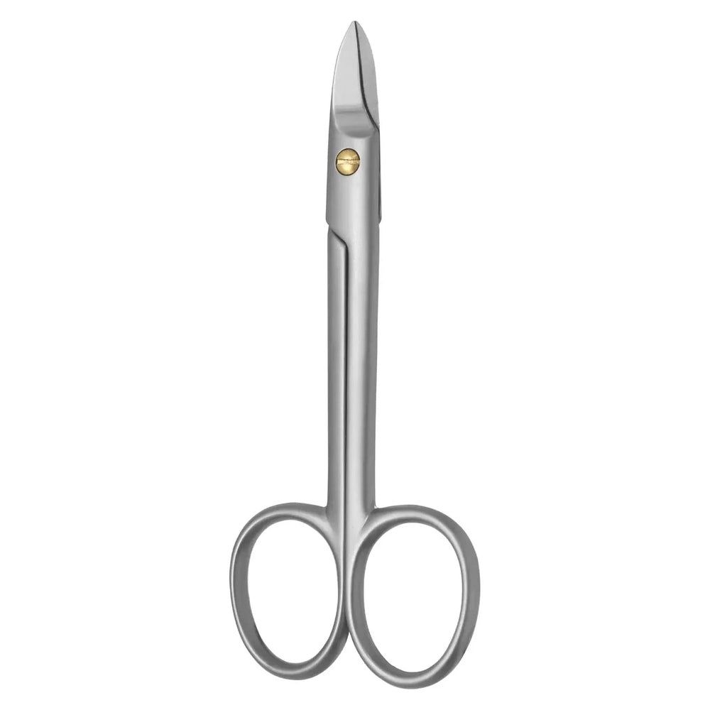 Metalen nagelschaar. De schaar heeft afgeronde punten en twee vingergaten. Een goudkleurige bout verbindt de twee delen.