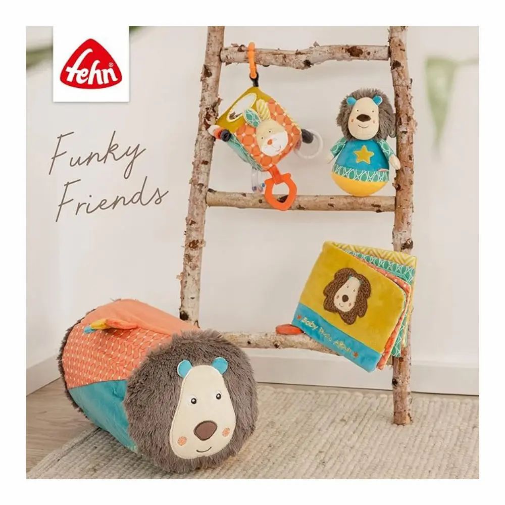 Verschillende speeltjes met leeuwenmotief. Stoffen kubus, knuffel, deken. Merk 'Fehn' en opschrift 'Funky Friends'.