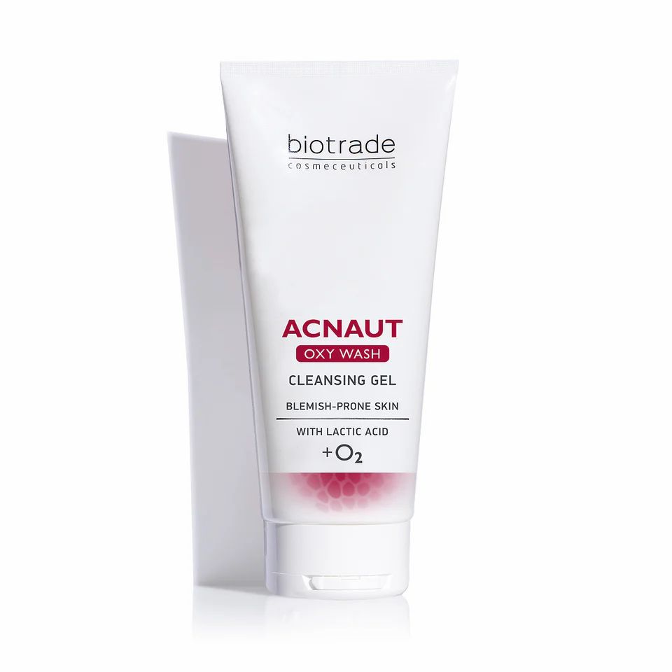 Tube de gel nettoyant blanc avec texte rouge. Nom du produit : Acnaut Oxy Wash. Sur fond blanc.