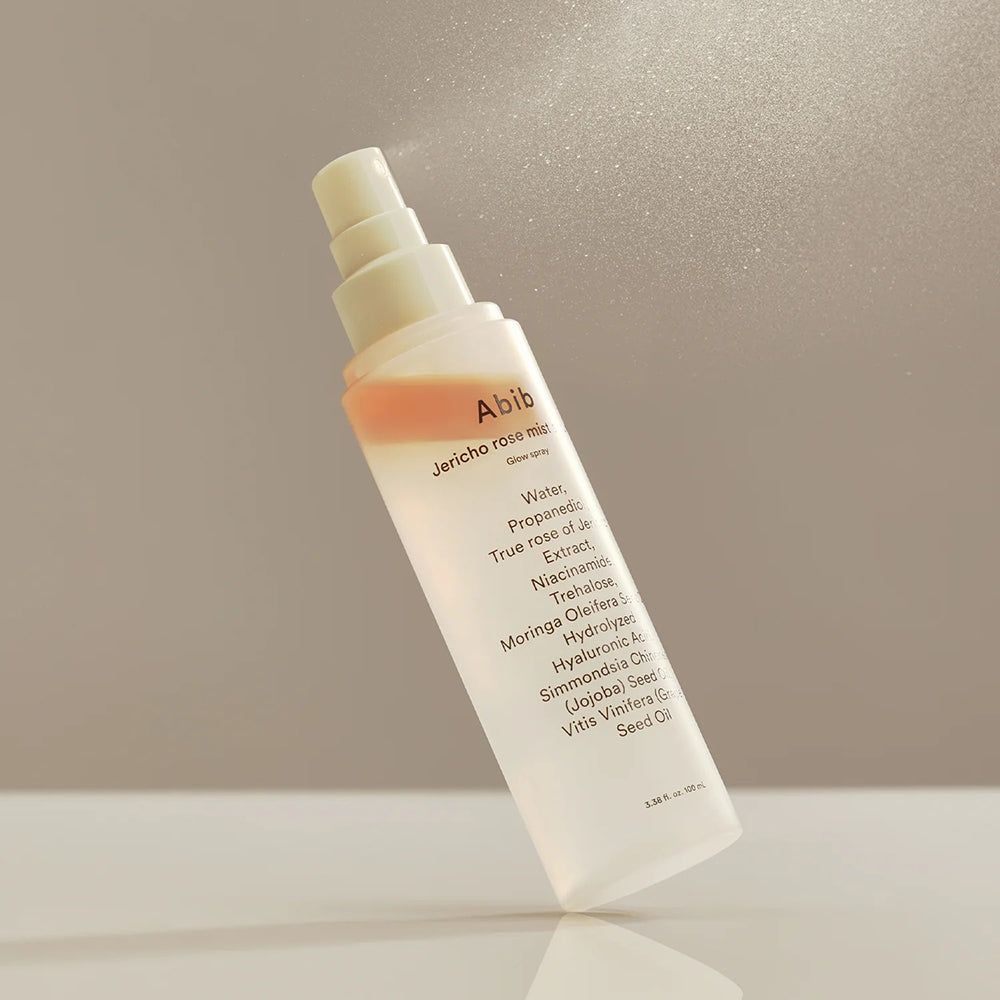 Bouteille Abib Jericho Rose Mist Serum, légèrement inclinée, avec une fine brume.