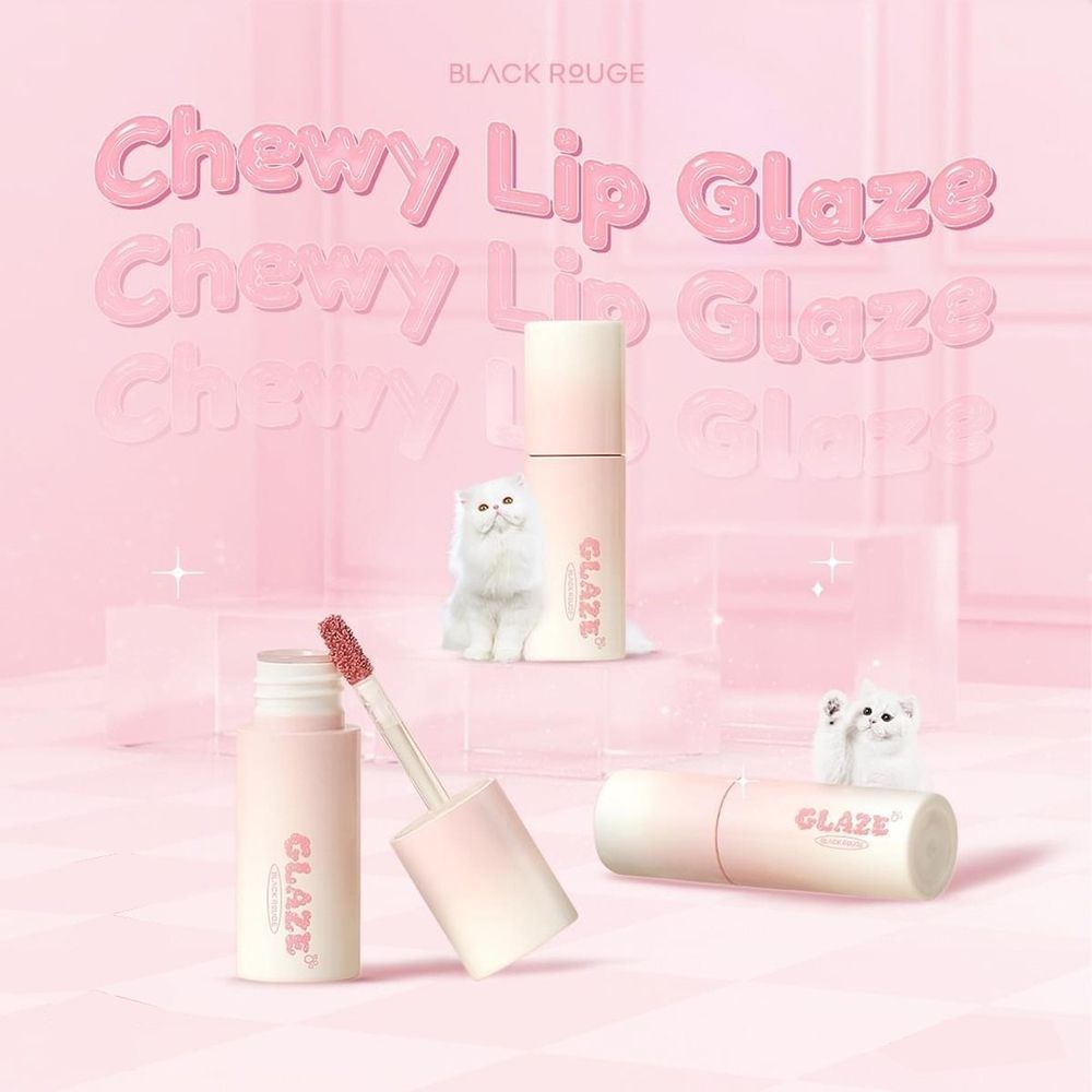 Meerdere lipgloss tubes en een applicator. Tekst: "Chewy Lip Glaze". Merk BLACK ROUGE. Roze achtergrond.
