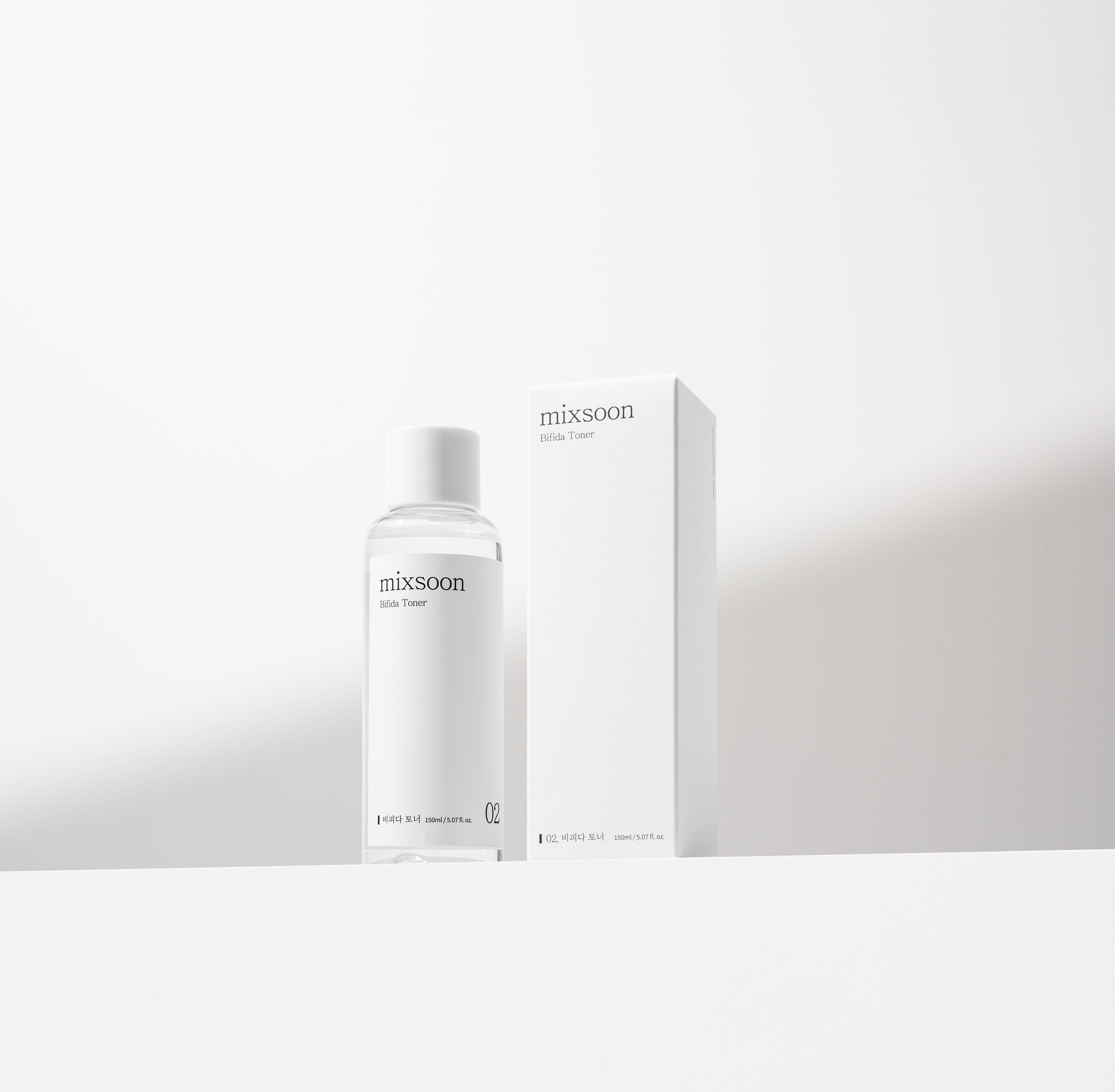 Une boîte blanche et un flacon avec un bouchon blanc. Le flacon indique "mixsoon Bifida Toner".