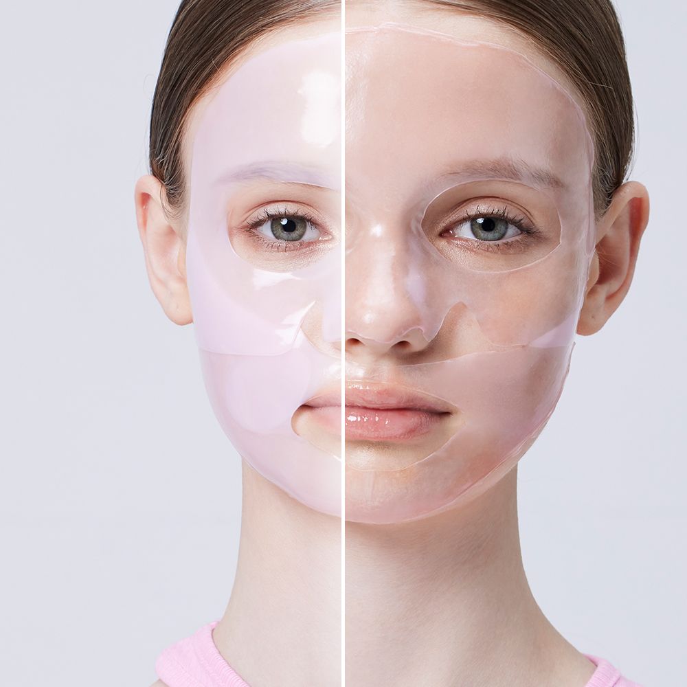 Moitié du visage avec le masque hydrogel Peptide Collagen Lifting Glow appliqué.