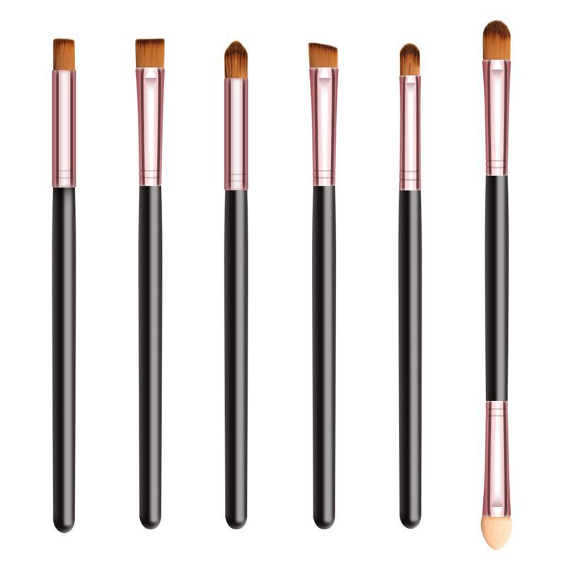 Set van zes zwarte make-up kwasten met roségouden hulzen. Verschillende borstelvormen voor oogschaduw.