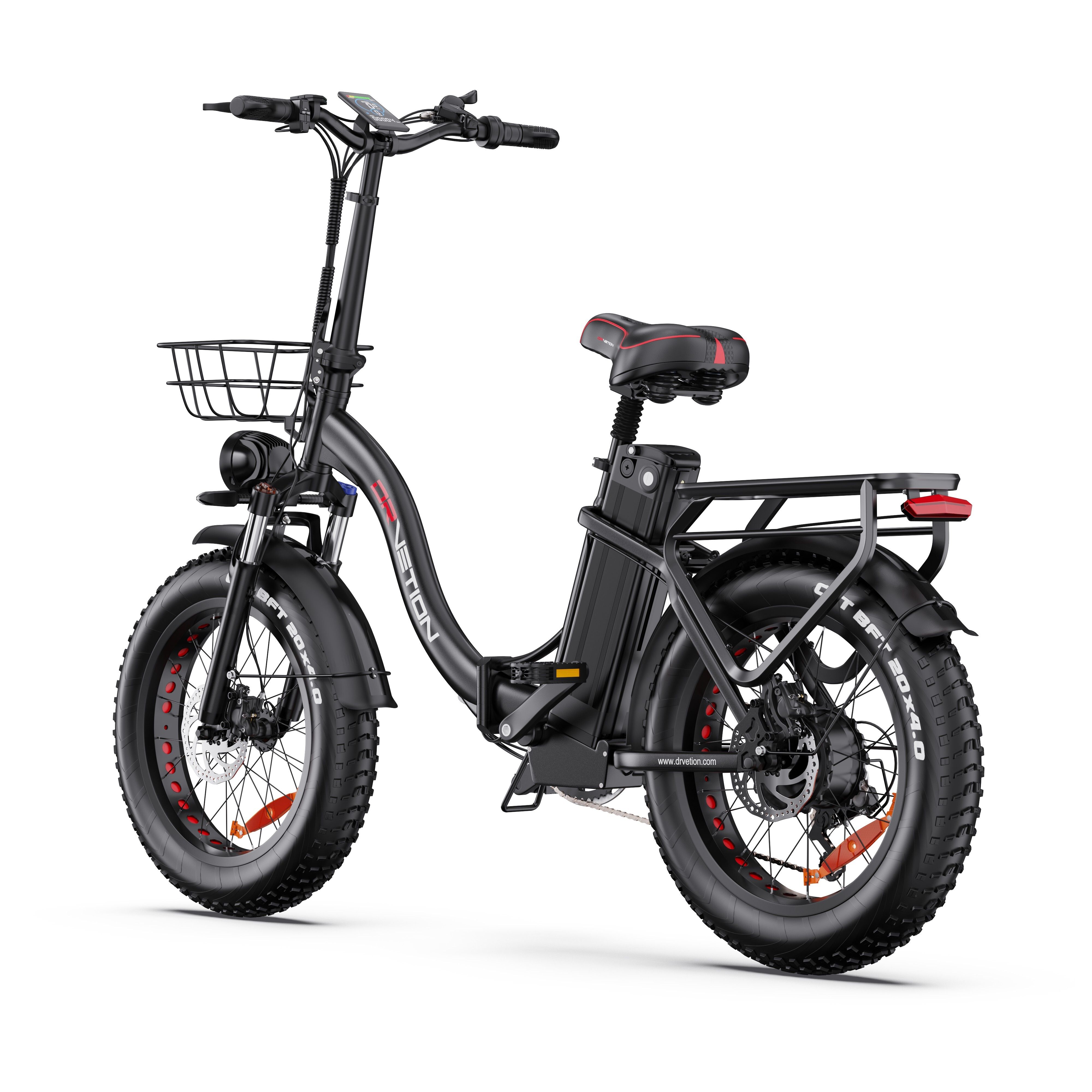 Zwarte e-bike met mand, batterij en bagagedrager. Dikke banden, rood zadel. DRVETION-opschrift.