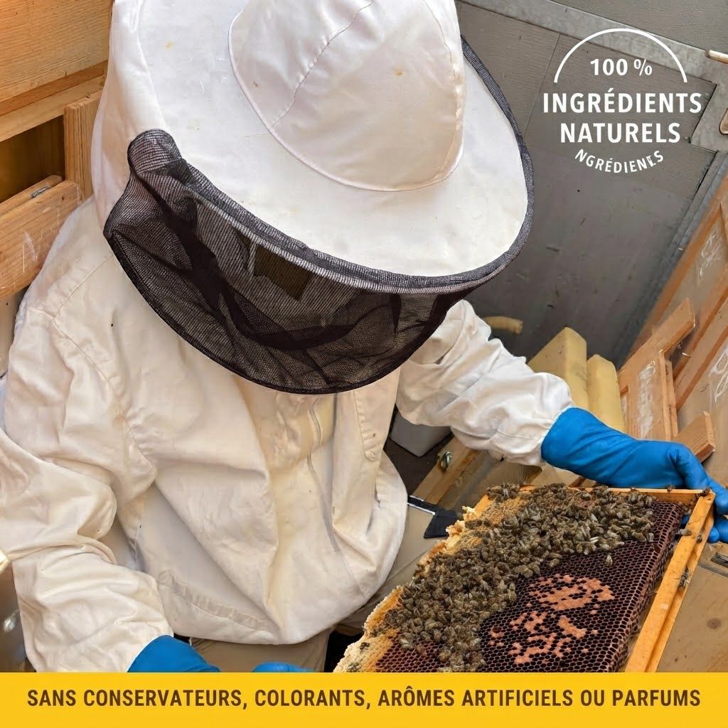 Apiculteur en tenue de protection inspectant une ruche. "100% ingrédients naturels".