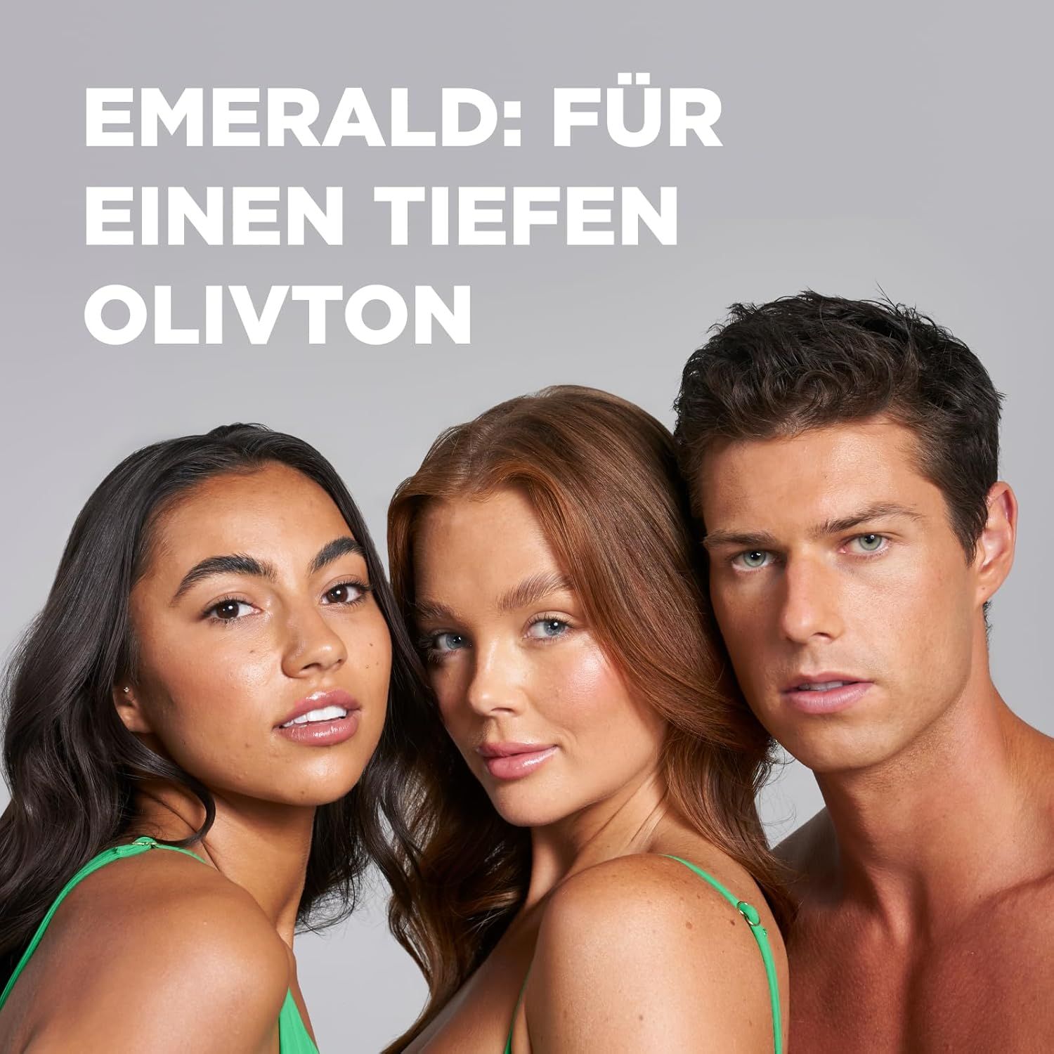 Trois personnes. Texte : Emerald : Pour un ton olive profond. Teintes de peau variées. Produit vert et blanc en arrière-plan.
