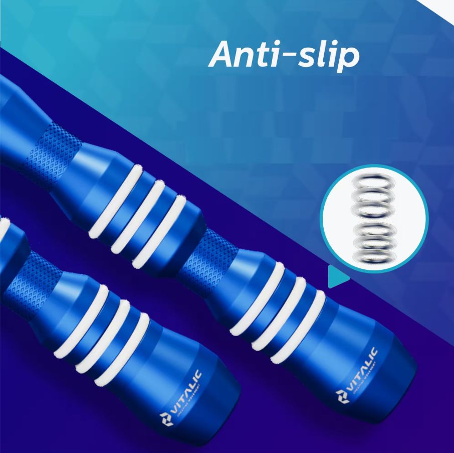 Poignées bleues de corde à sauter avec anneaux blancs. Logo VITALIC sur la poignée. Vue détaillée du ressort.