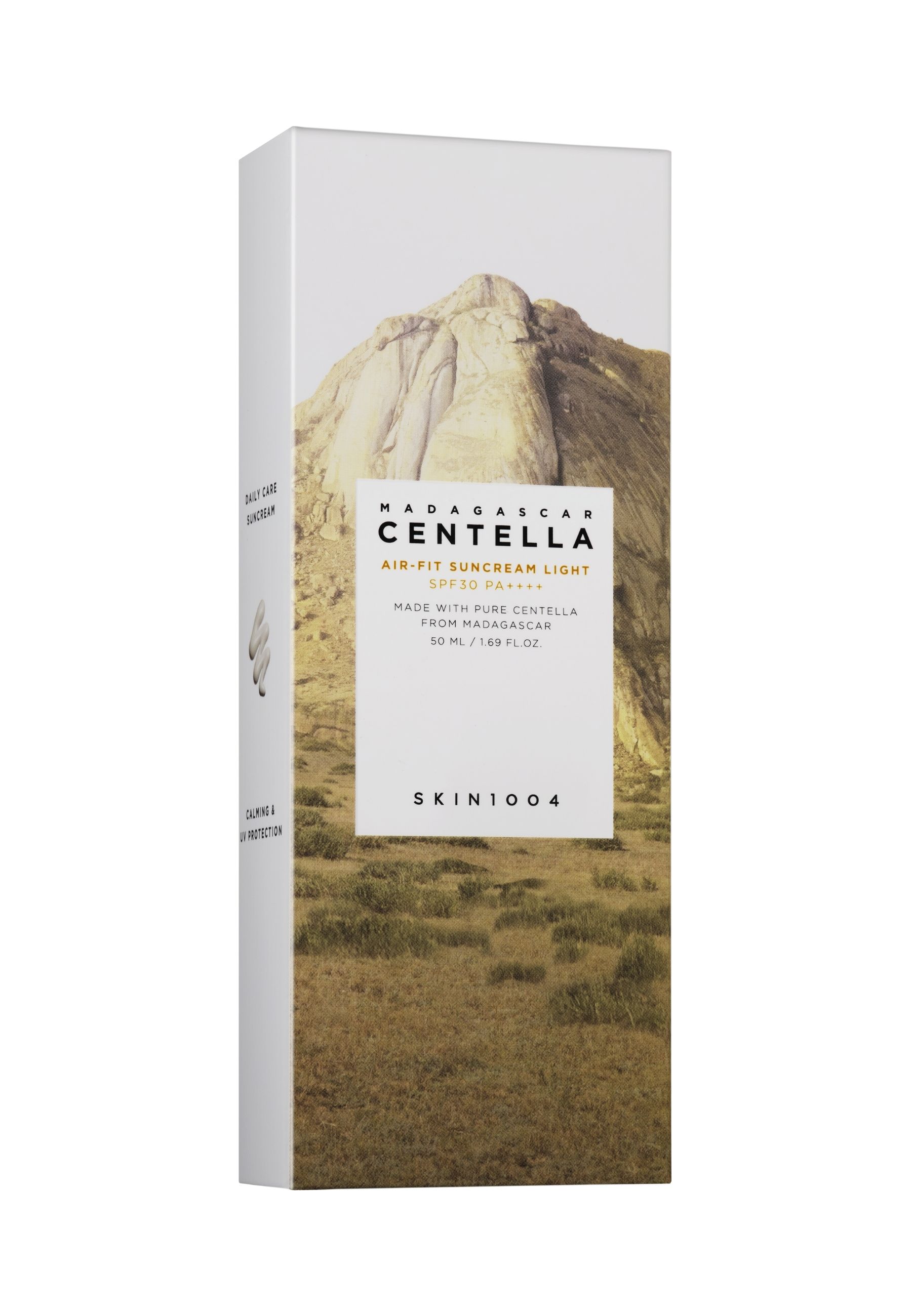 Emballage avec paysage de montagne. Inscription: MADAGASCAR CENTELLA AIR-FIT SUNCREAM LIGHT SPF30 PA+++. Marque: SKIN1004.