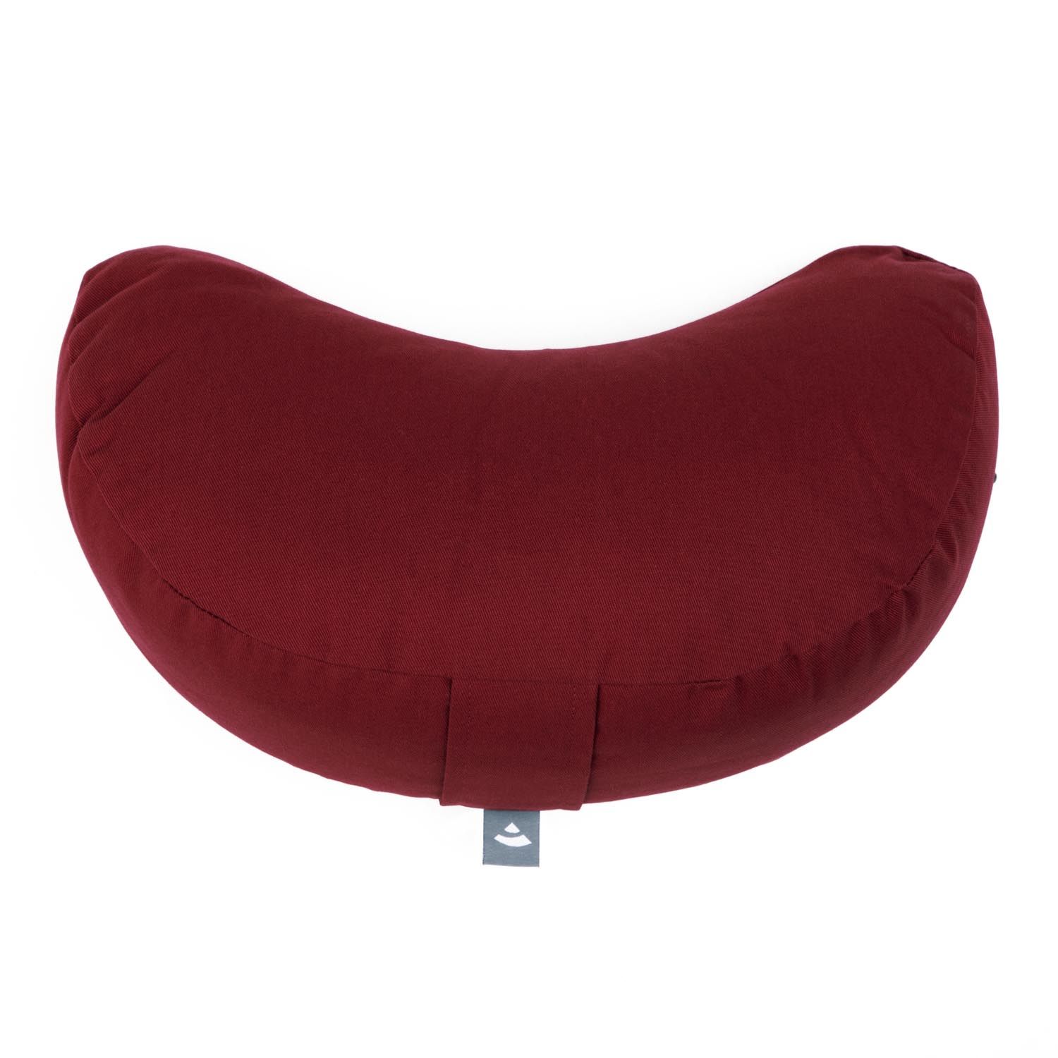 Coussin de méditation bordeaux en forme de demi-lune avec une petite étiquette logo.