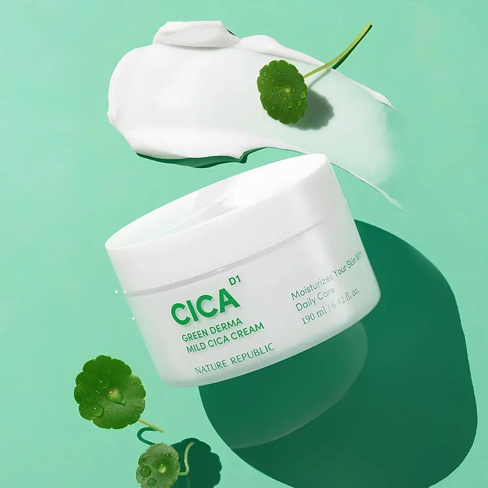 Pot blanc avec inscription verte CICA, Green Derma Mild Cica Cream. Produit et crème sur fond vert.