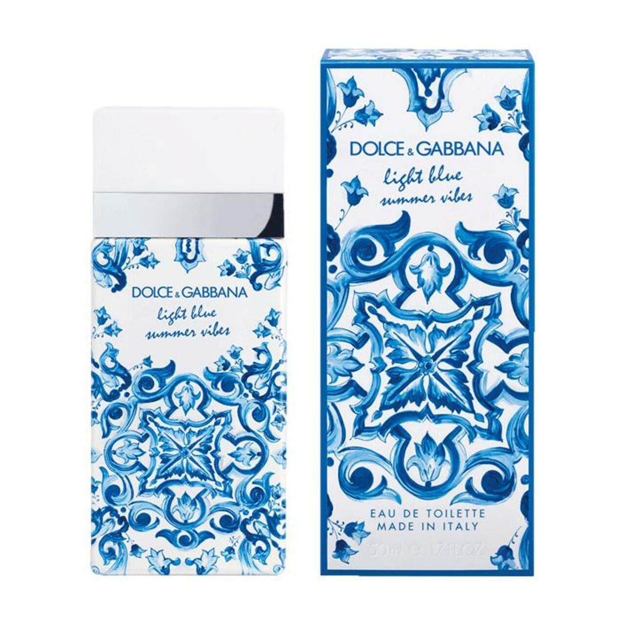 Flacon et emballage de parfum. Motif bleu et blanc. Inscription: Dolce & Gabbana Light Blue Summer Vibes. Eau de Toilette.