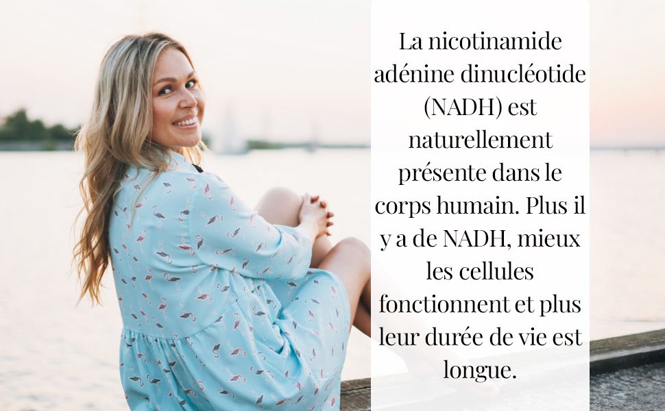Femme assise au bord de l'eau. Texte: Le NADH est naturellement présent dans le corps humain. Plus il y a de NADH, mieux les cellules fonctionnent.