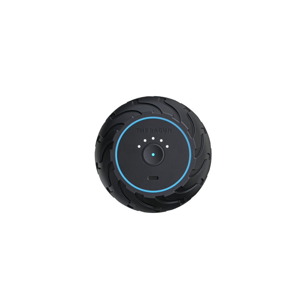 Zwarte vibratiemassagebal met Theragun-logo. Ronde vorm met blauwe rand en drie witte stippen. USB-C-poort.