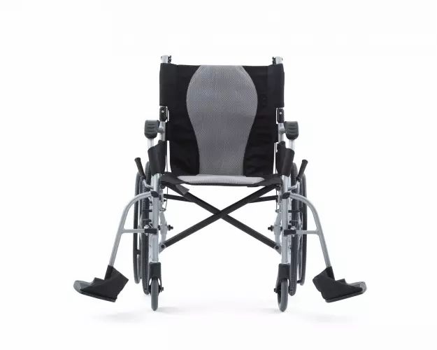 Vue de face d'un fauteuil roulant léger avec dossier rembourré et repose-pieds réglables.