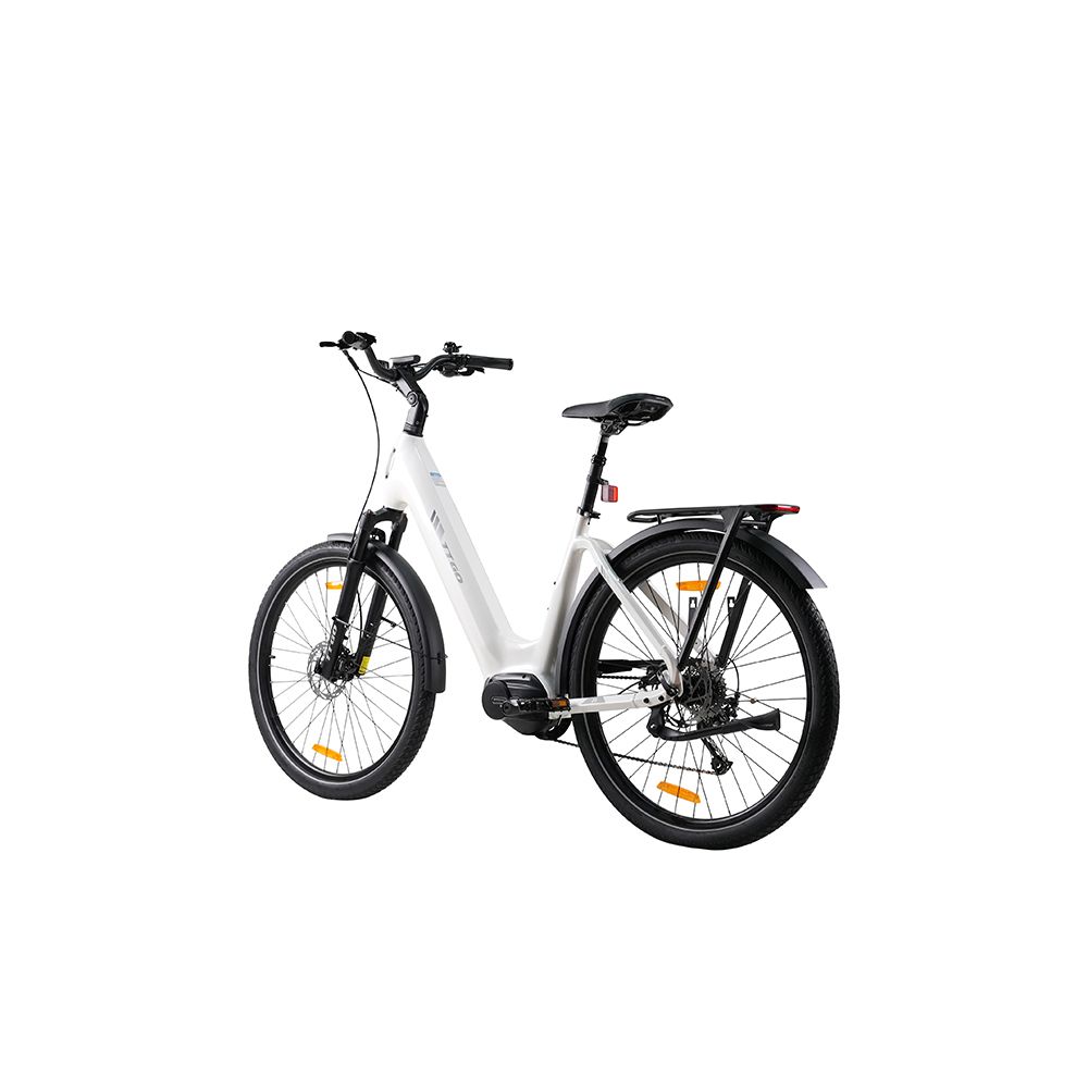 Witte elektrische fiets met zwarte banden en spatborden. Achterdrager. Gele reflectoren op de wielen.