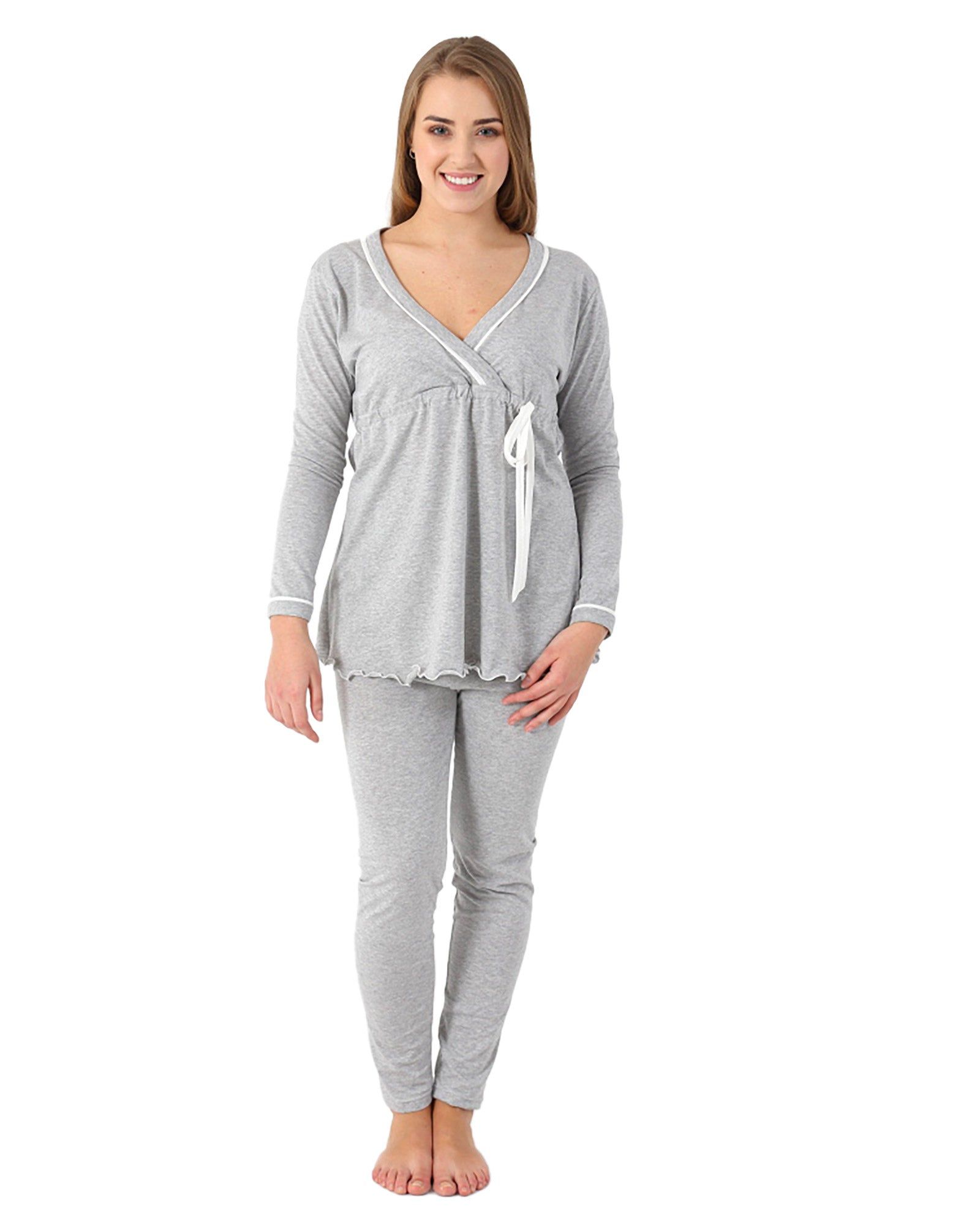 Grijs gemêleerde voedingspyjama. Top met overslag, witte strik en zoom. Lange broek. Vrouw draagt pyjama.