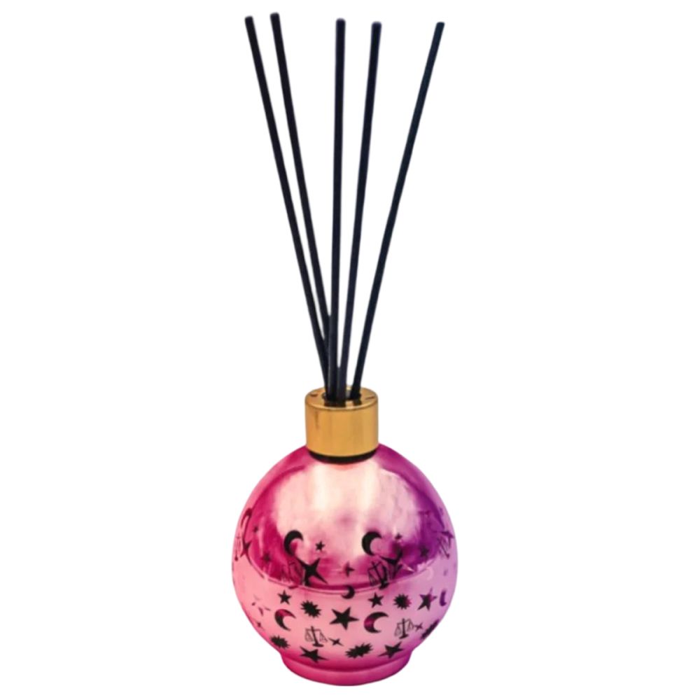Diffuseur de parfum rose avec bâtonnets noirs. Fermeture dorée. Décoré d'étoiles et de lunes.